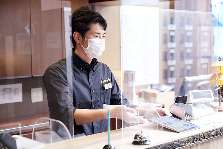 従業員には健康面・衛生面における管理徹底。マスクと手袋の着用を義務付け