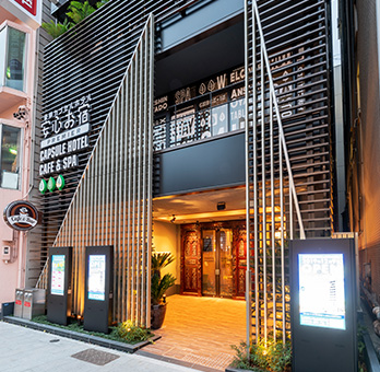 広い！横幅1ｍ、高さ1ｍ、奥行2ｍ。全カプセルシモンズ社製寝具。肉厚特注無圧マットレス。