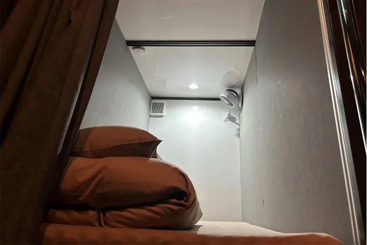 天井高140cm静音ルーム上段カプセル